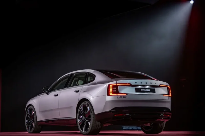ไม่ต้องเลือกอีกต่อไป! Volvo ES90 ใหม่ รถไฟฟ้า 3-in-1 ที่เป็นได้ทุกอย่างให้คุณ เคาะราคา 2.99 ล้าน