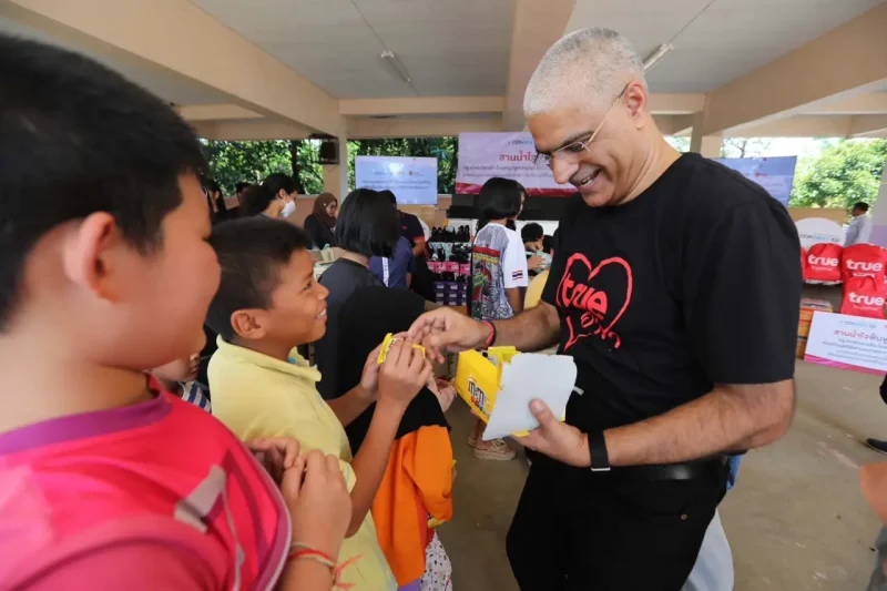 กรุ๊ปซีอีโอ True นำทีมลงพื้นที่หาดใหญ่ เร่งฟื้นฟู 18 รร.คอนเน็กซ์อีดี-ชุมชน