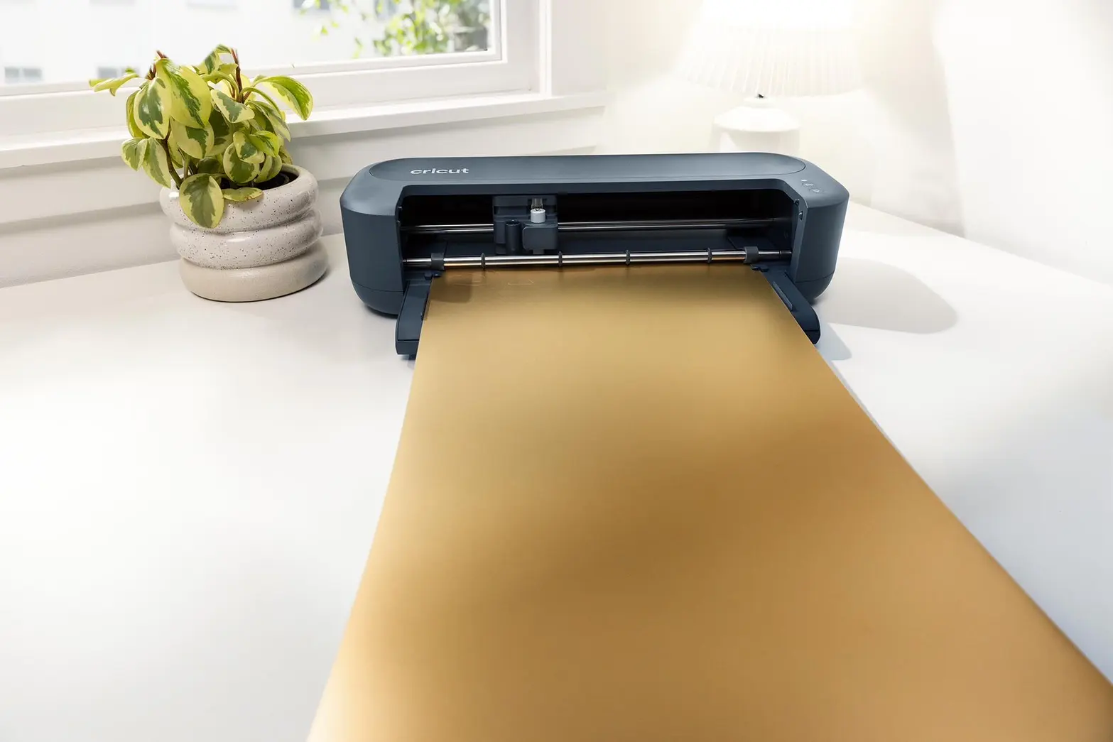 อาร์ทีบีฯ เปิดตัว Cricut Maker 5 เครื่องตัดอัจฉริยะ รองรับวัสดุกว่า 300 ชนิด เครื่องมือ 13 ชนิด เริ่มขาย 5 กันยายน ราคา 18,875 บาท