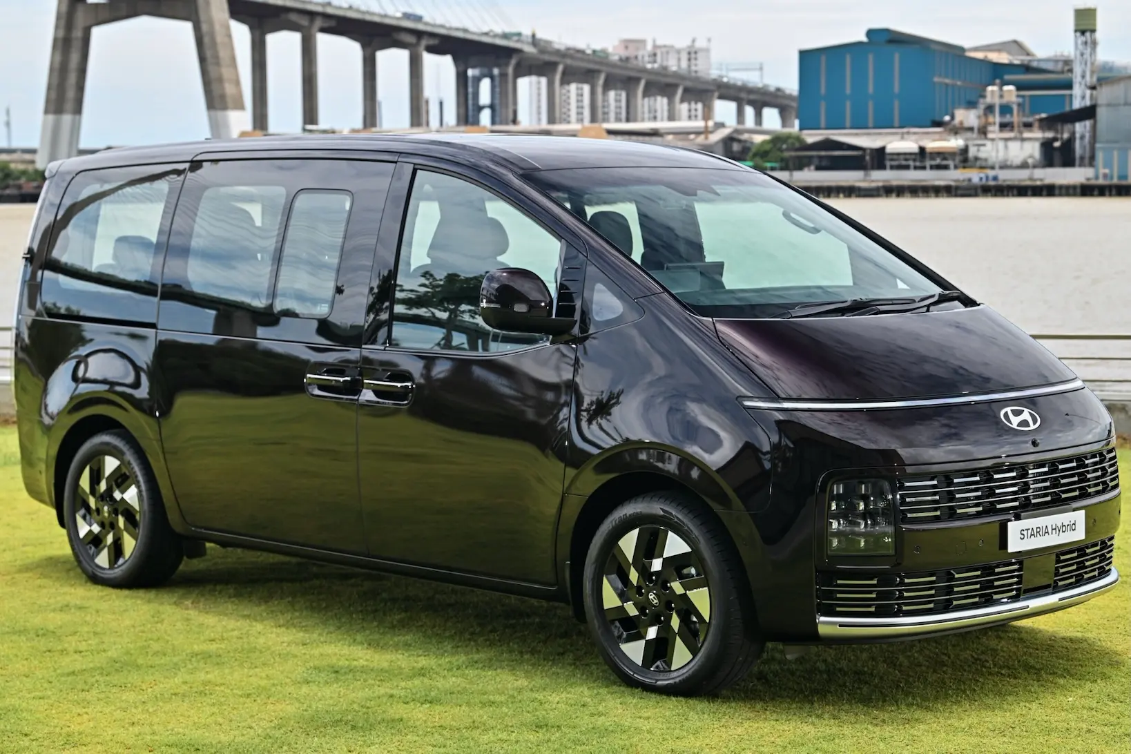 Hyundai STARIA Hybrid ชู MPV ไฮบริด 11 ที่นั่งสำหรับครอบครัวหลายเจเนอเรชัน ขุมพลัง 242 แรงม้า ประหยัด 17.2 กม./ลิตร ราคาเริ่ม 2,099,000 บาท