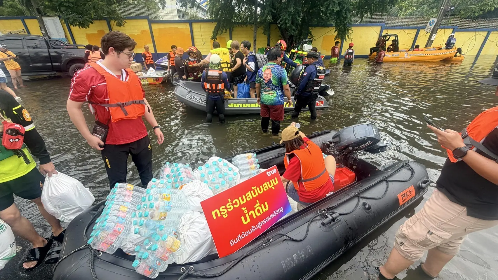 ทรู คอร์ปอเรชั่น รวมพลังผู้บริหารและพนักงานจิตอาสาช่วยผู้ประสบภัยน้ำท่วม ส่งถุงกำลังใจ พร้อมดูแลสัญญาณมือถือในเคหะชุมชนคลองจั่น