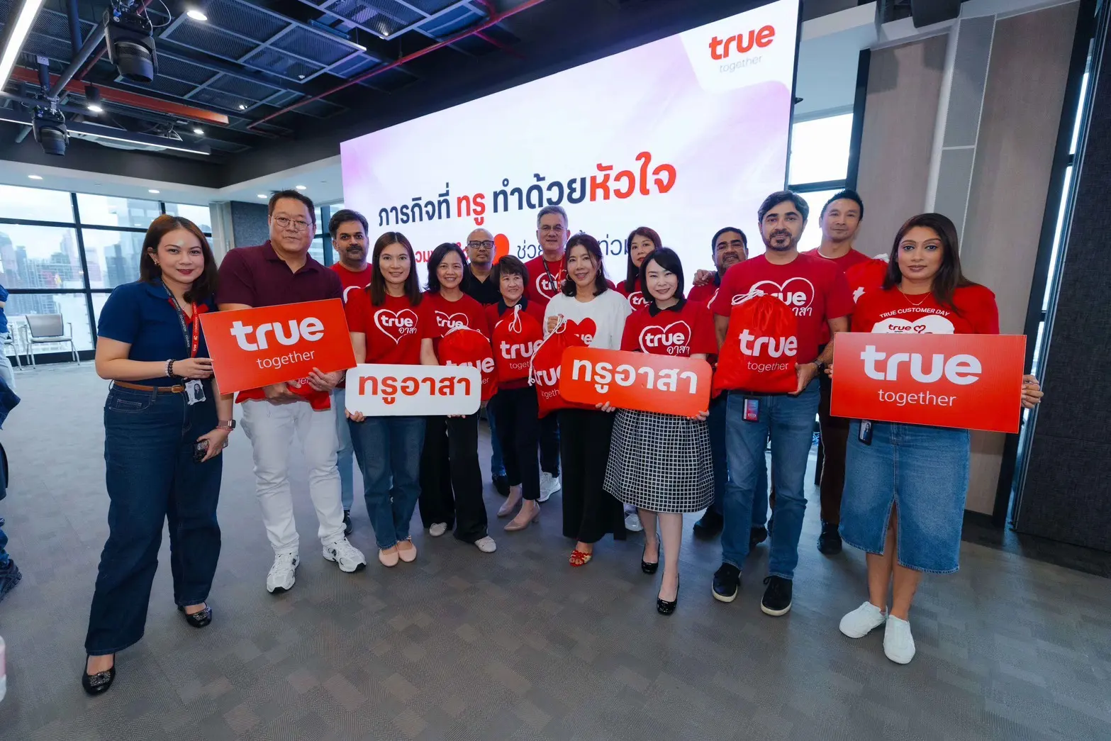 ทรู คอร์ปอเรชั่น รวมพลังผู้บริหารและพนักงานจิตอาสาช่วยผู้ประสบภัยน้ำท่วม ส่งถุงกำลังใจ พร้อมดูแลสัญญาณมือถือในเคหะชุมชนคลองจั่น