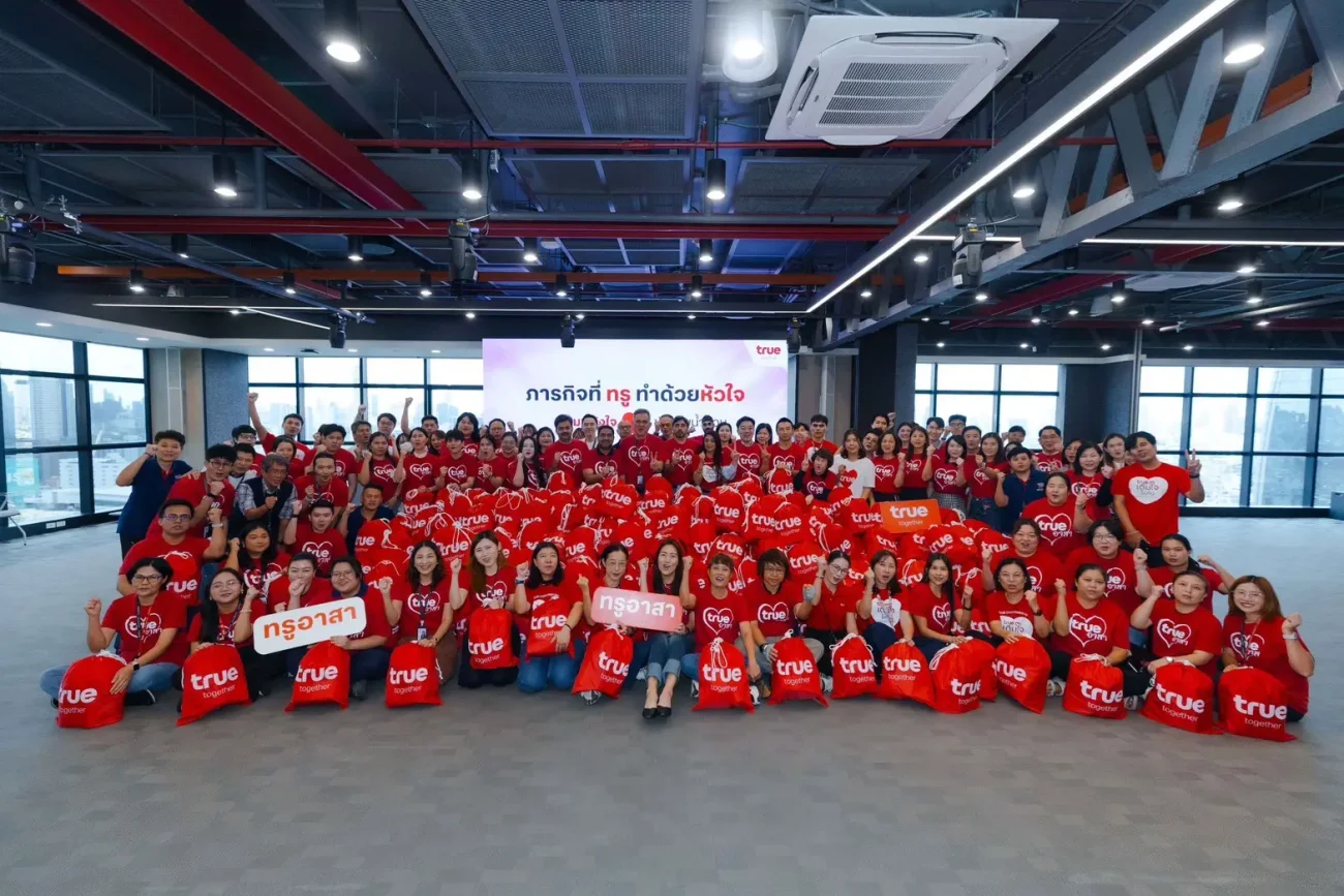 ทรู คอร์ปอเรชั่น รวมพลังผู้บริหารและพนักงานจิตอาสาช่วยผู้ประสบภัยน้ำท่วม ส่งถุงกำลังใจ พร้อมดูแลสัญญาณมือถือในเคหะชุมชนคลองจั่น