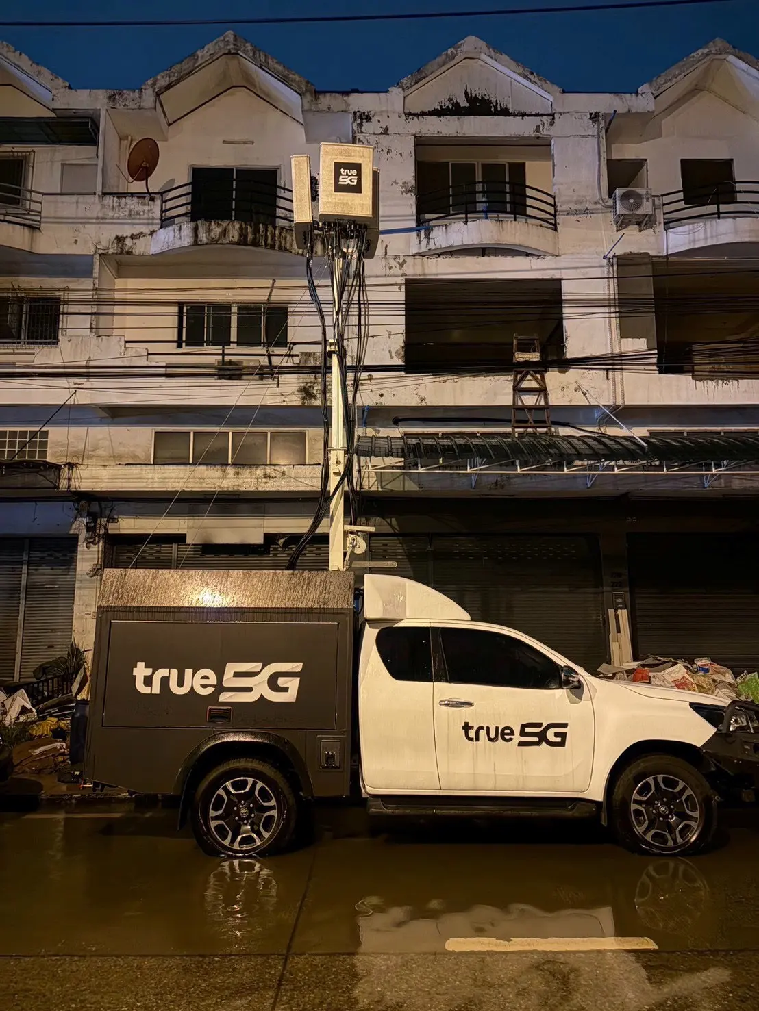 ทรู คอร์ปอเรชั่น ร่วมกับ กสทช. ส่งรถสถานีฐานเคลื่อนที่ COW เสริมสัญญาณในพื้นที่น้ำท่วมเคหะร่มเกล้า รองรับประชาชนและการประสานความช่วยเหลือ