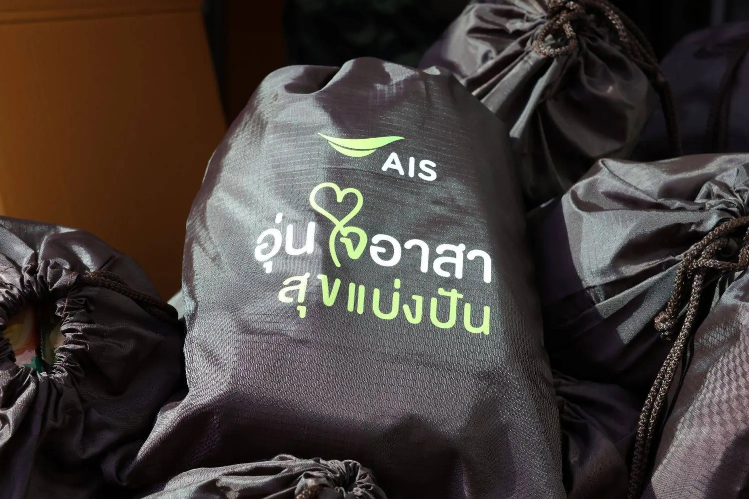 AIS ร่วมกองพลทหารราบที่ 2 รักษาพระองค์ ระดมพนักงานอุ่นใจอาสา ส่งมอบถุงยังชีพ 500 ชุด ช่วยผู้ประสบภัยน้ำท่วมปราจีนบุรี