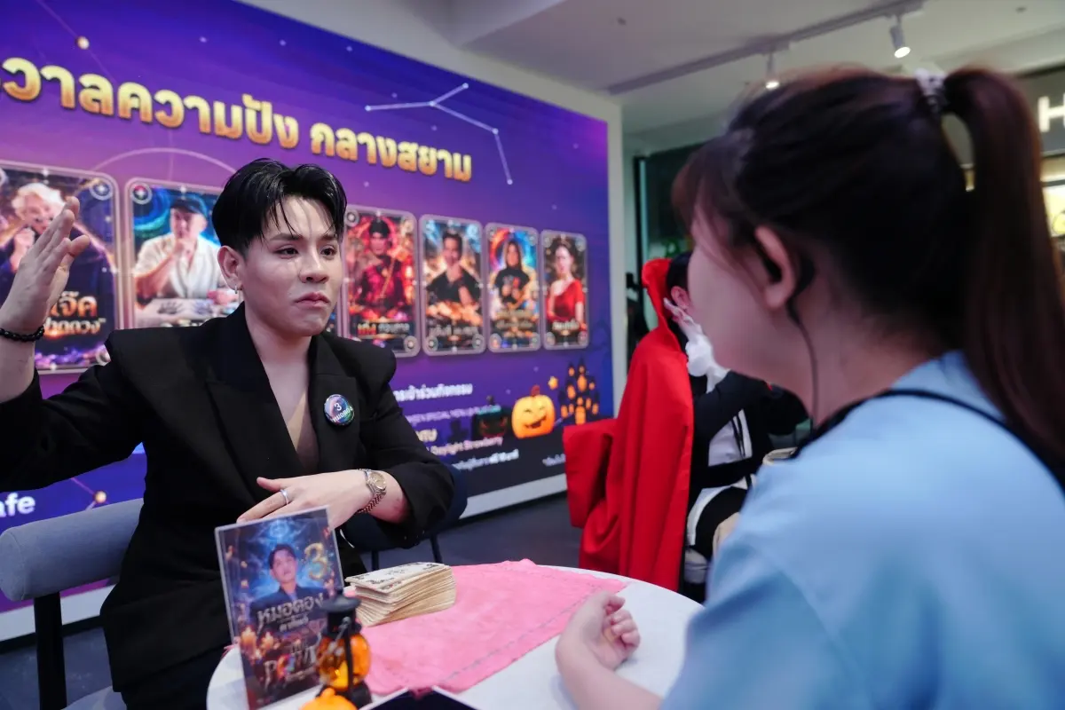 AIS SIAM จัด Happy Halloween กับ 16 ผู้สื่อสาร THE POWER ซื้อเครื่องดื่มเมนูพิเศษจาก PLUG Cafe x LIN Syrup รับสิทธิ์ดูดวงฟรี 10 นาที