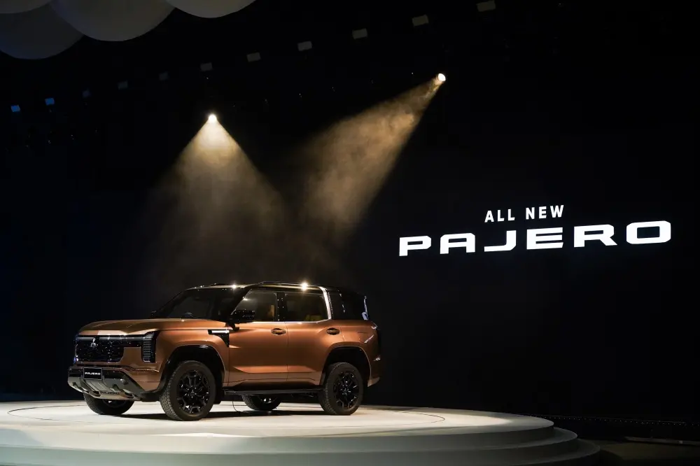 แคปชั่น Facebook: All New Mitsubishi Pajero เปิดราคาไทยแล้ว! เริ่ม 1,499,000 บาท พร้อมแพ็กเกจพิเศษถึงสิ้นปี 🚙 Pajero เจเนอเรชันที่ 5 มากับเครื่องดีเซล