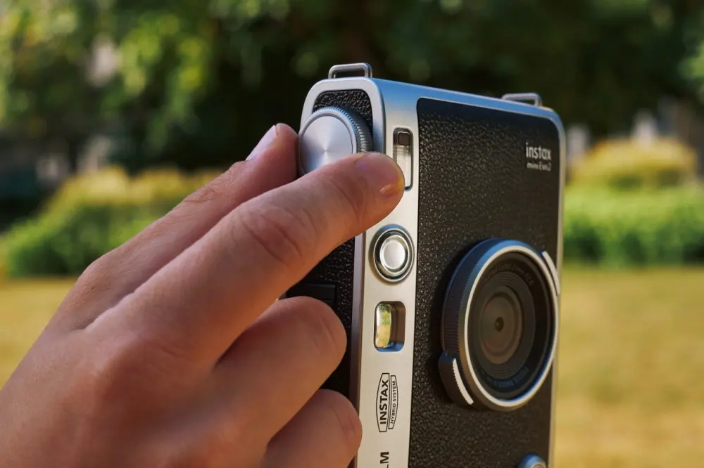 instax mini Evo 2 เปิดตัวจอสัมผัส 4.5 นิ้ว ภาพสูงสุด 13MP เอฟเฟกต์ 100 แบบ และวิดีโอก่อนถ่าย 5 วินาที ราคา 9,690 บาท ขายไทย 27 พ.ย. 2569