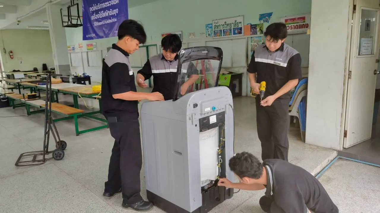 Samsung ลงพื้นที่ช่วยลูกค้าที่อุปกรณ์ได้รับผลกระทบจากน้ำท่วม ตรวจเช็กและซ่อมฟรีค่าแรง พร้อมลดค่าอะไหล่ 50% วันที่ 5–9 ตุลาคม 2569