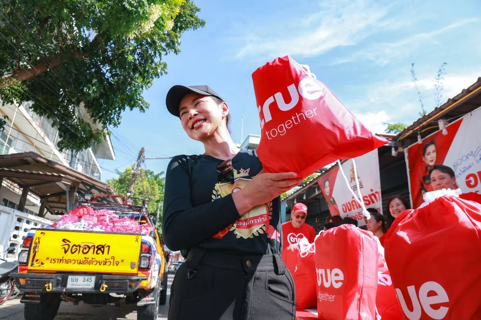 ทรู คอร์ปอเรชั่น ร่วมมูลนิธิองค์กรทำดี ส่งถุงกำลังใจช่วยผู้ประสบภัยน้ำท่วมบางน้ำเปรี้ยว พร้อมดูแลเครือข่าย 5G และ 4G ในฉะเชิงเทรา
