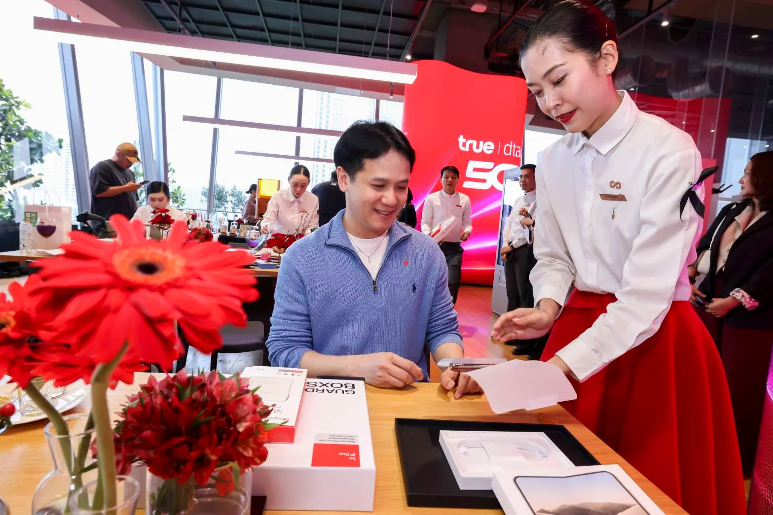 โปร iPhone DUO ทรู ลดค่าเครื่องสูงสุด 28,800 บาทตามเงื่อนไข พร้อมโปรน่าล็อก รับ True Value Care 1 ปี เมื่อซื้อพร้อมแพ็กเกจที่กำหนด