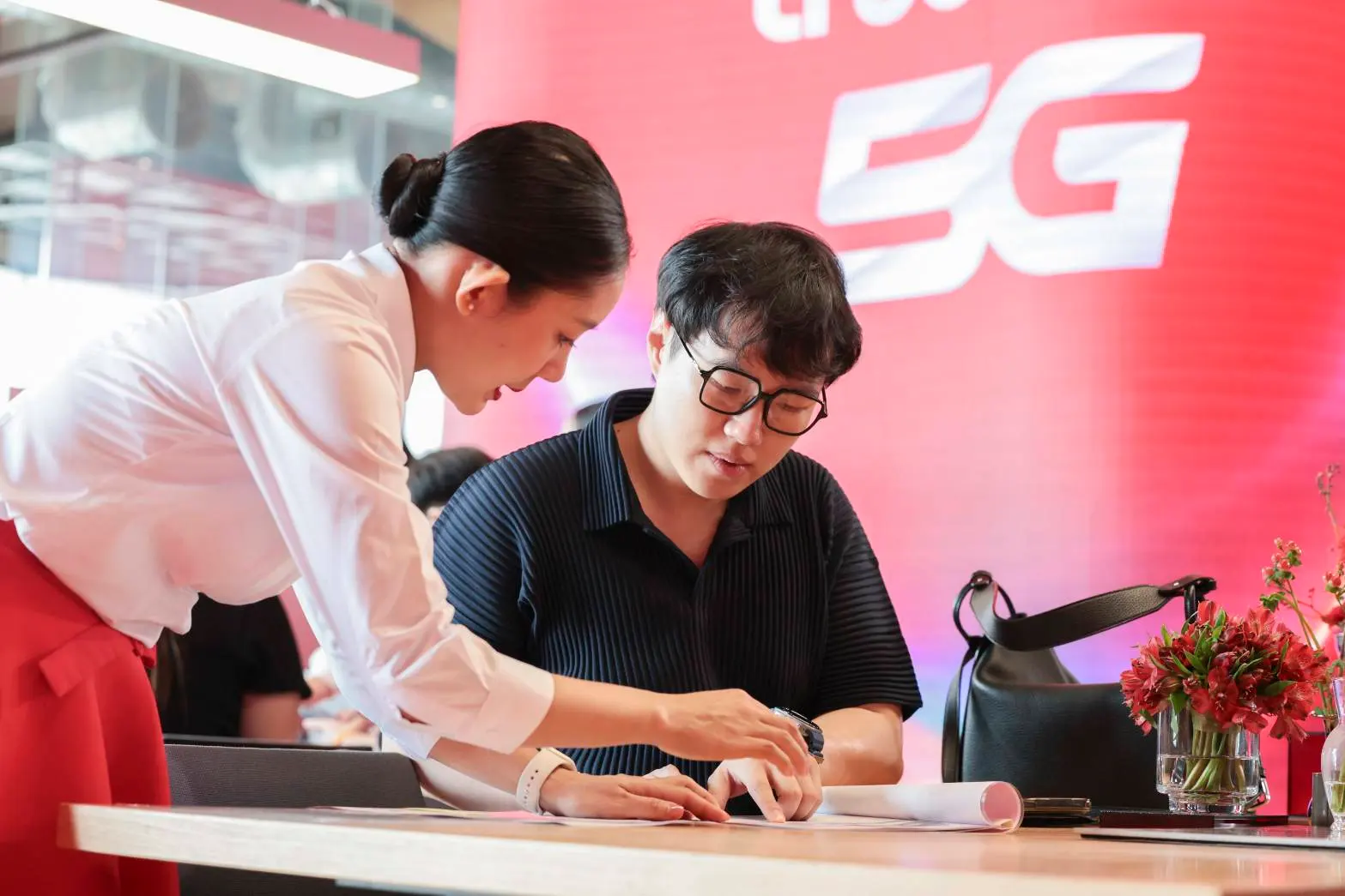 โปร iPhone DUO ทรู ลดค่าเครื่องสูงสุด 28,800 บาทตามเงื่อนไข พร้อมโปรน่าล็อก รับ True Value Care 1 ปี เมื่อซื้อพร้อมแพ็กเกจที่กำหนด